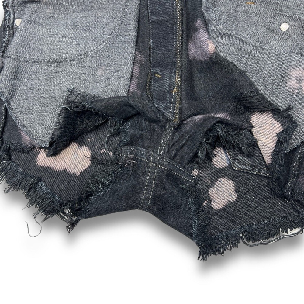 Levis Women Student Fit Denim Jean Short 28 Black Distressed Vintage 80s Cut Off - Picture 5 of 5